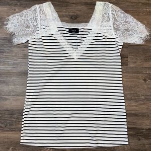 White & black striped blouse w. lace embroidery.